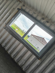 Photo de galerie - Pose de fenêtres sur maison containers.