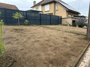 Photo de galerie - Passage du motoculteur pour la préparation de la terre pour une plantation de gazon