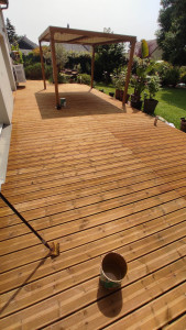 Photo de galerie - Entretien terrasse en bois. application d'un saturateur.