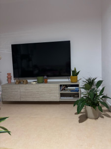 Photo de galerie - Montage d’un meuble TV et fixation murale de l’écran télévision