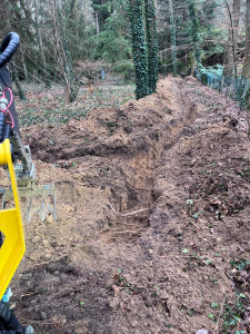 Photo de galerie - Terrassement d’une tranchée de 80m de long pour faire passer l’alimentation d’eau potable 