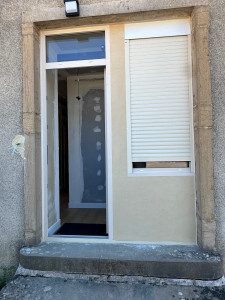 Photo de galerie - Enduit façade suite à la pose d’une porte et fenêtre 