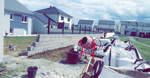 Photo de galerie - Création d’un muret de fond de jardin et clôture incorporé