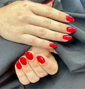 Photo de galerie - Pose de gel et son vernis semi permanent rouge