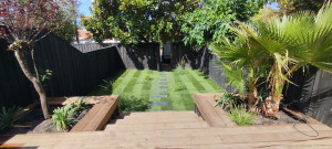 Photo de galerie - Terrasse, escalier, jardinière bois réalisés par mes soins 
pose de gazon en plaques également 

