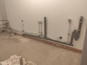 Photo de galerie - évacuation des eaux usée, plus installation pour alimentation eaux froides et chaude pour toilette, vasque et machine a laver 