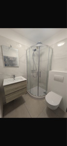 Photo de galerie - Pose carrelage, receveur, wc suspendu, meuble évier et cabine de douche 