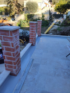 Photo de galerie - Assemblage de briques pour poteaux de clôture 