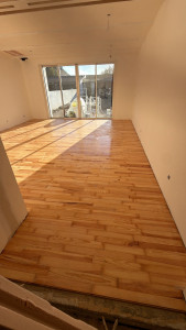 Photo de galerie -     Parquet massif poncé et vitrifié