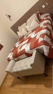 Photo de galerie - Un lit au carré, rien qui traîne 