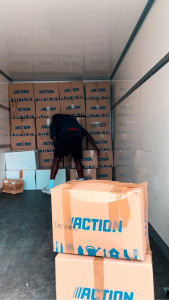 Photo de galerie - Chargement et manutention de cartons avec organisation et soin. Préparation du véhicule et rangement sécurisé pour le transport des biens.