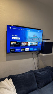 Photo de galerie - Fixer support télévision avec étagère 