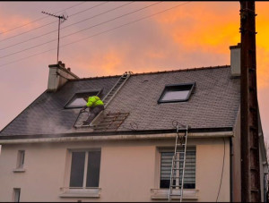 Photo de galerie - Nettoyage de toiture 
Finition en hydrofuge coloré pour ardoise aimanté 