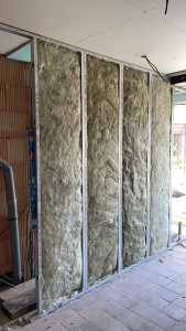 Photo de galerie - Création d’une cloison en placo avec isolation en laine de roche. Travail soigné et finitions de qualité.
