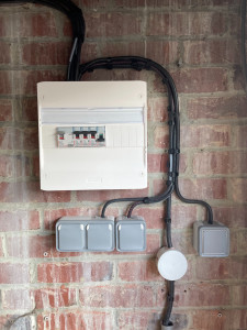 Photo de galerie - Installation d’un tableau électrique alimentant un éclairage ainsi que des prises de courant pour un garage.