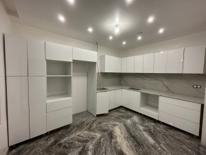 Photo de galerie - Pose de plan de travail et crédence sur mesure et montage des meubles de cuisine