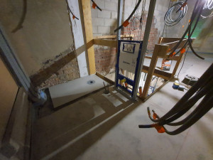 Photo de galerie - Création d'une salle d'eau dans un projet de rénovation global.
Douche à l'italienne, WC suspendu et lavabo. 