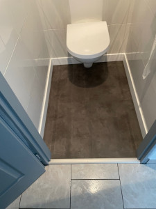 Photo de galerie - Pose revêtement de sol en dalle à coller