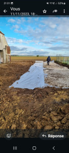 Photo de galerie - Dépose de terre  sur 30 cm pose de geotextile 300 g ,pose de pierre calcaire en 20/40/ sur 15cm compacte avec rouleau compacteur .3t5 ,