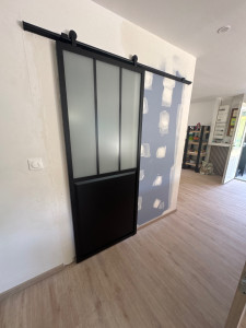 Photo de galerie - Supprimer une porte sur bloc porte pour un accès fonctionnel avec pose de porte coulissante industriel 