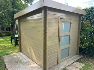 Photo de galerie - J’ai refait un chalet complet en peinture ponçage une peinture décroche  et deux couche de peinture 