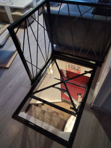 Photo de galerie - Trappe en verre motorisée  avec armature métal 
