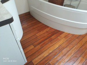 Photo de galerie - Ponçage et vitrification parquet en bois exotique.