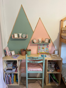 Photo de galerie - Fabrication d’un bureau ainsi que des peintures murales avec des baguettes de bois. Fixation des étagères et customisation d’une chaise.