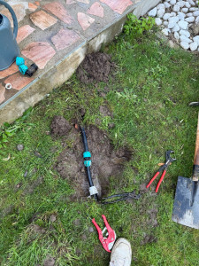 Photo de galerie - Réparation d’un tuyau d’arrosage automatique. 