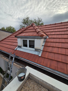 Photo de galerie - Réalisation de Zinguerie sur cette lucarne et de gouttière zinc
