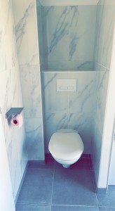 Photo de galerie - Pose carrelage effet marbre avec toilette suspendu.