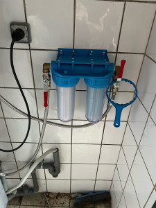 Photo de galerie - Mise en place d’un porte filtre double cartouches pour traitement du calcaire pour une machine à glaçon