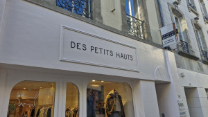 Photo de galerie - Pose d'une enseigne commerciale.