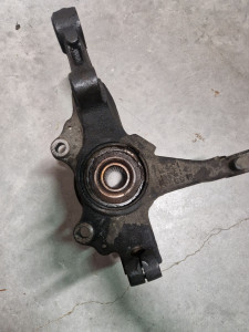 Photo de galerie - Dépose d'une fusée AVD droite pour remplacement du roulement.