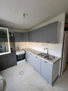 Photo de galerie - Montage et installation complète de cuisines : assemblage et fixation des meubles, découpe et ajustement des plans de travail, pose des éléments de cuisine et finitions soignées.