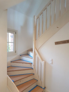 Photo de galerie - Avant peinture escalier. ponçage + 2 couches peinture finition gris anthracite