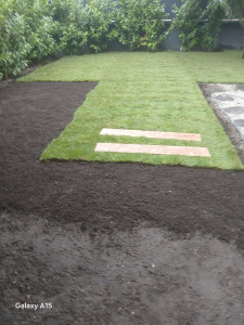 Photo de galerie - Poser du gazon naturel et synthétique 