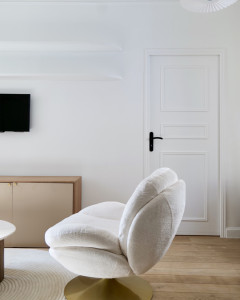 Photo de galerie - Rénovation complète d’un salon : peinture des murs et des boiseries, pose du parquet et meuble TV sur mesure.