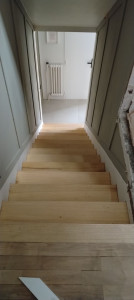 Photo de galerie - Ponçage a blanc d'un escalier en bois exotique qui sera vitrifié par le client après 