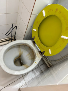 Photo de galerie - Transformation d’un WC sale : avant ️ après  Une propreté impeccable ! ** 
