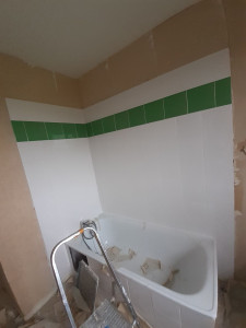 Photo de galerie - Carrelage mur salle de bain.