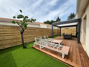 Photo de galerie - Création terrasse bois sur plots, installation Pergola bioclimatique et gazon synthétique