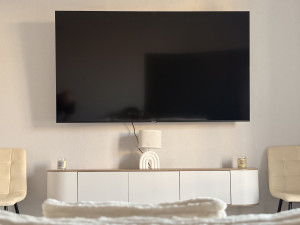 Photo de galerie - Installation murale d'une télévision et d'un meuble suspendu.