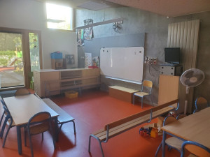 Photo de galerie - Un bout de classe... très, trop rangé ! Daté d'un début d'année scolaire.
Et surtout, ça manque d'élève à accompagner !