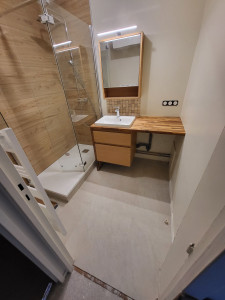 Photo de galerie - Salle de bain complète plomberie, evacuation  placo, carrelage, réalisation plan travail avec meuble et vasque encastré, sol, pose des sanitaire