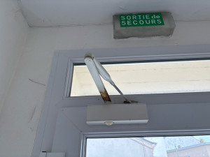 Photo de galerie - Devis changement ferme porte dans un immeuble en copropriété.