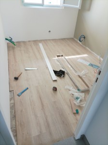 Photo de galerie - Pose parquet et revêtement de sol dans une chambre 