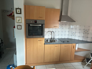 Photo de galerie - Démontage de l’ancienne cuisine, dépose de la faïence de crédence, reprise des murs en placo (MAP, 2 passes avec ponçage), mise en peinture, puis pose et implantation de la nouvelle cuisine. Travail soigné et finitions propres.