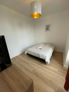 Photo de galerie - Pose parquet/plinthes.