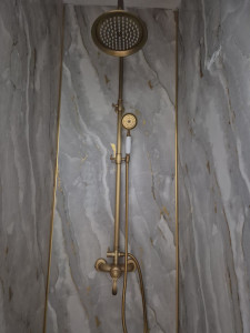 Photo de galerie - Réalisation de pose panneau pvc dans une douche et la colonne de douche. 
6 appartement renover avec toute installation plomberie